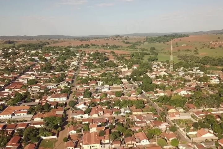 Palmelo fica situado no sudeste do estado de Goiás, a cerca de 125 km de Goiânia e 246 km de Brasília.