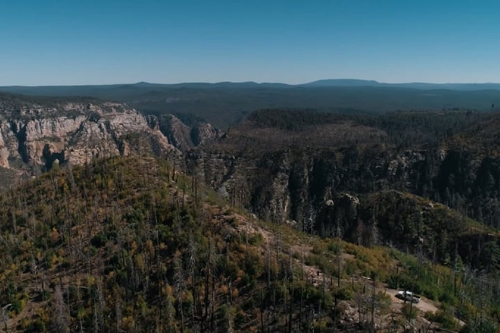 Apesar da beleza, esse ponto pode ser extremamente perigoso para quem não conhece bem a região. Quedas, desidratação e desorientação são riscos reais para quem se aventura por lá. 