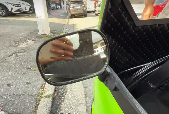 Apesar do porte reduzido, o Nanico P50 é equipado com diversos itens encontrados em carros tradicionais, como para-brisa, retrovisores, faróis dianteiros, lanternas traseiras, pisca-alerta e até duas portas. 