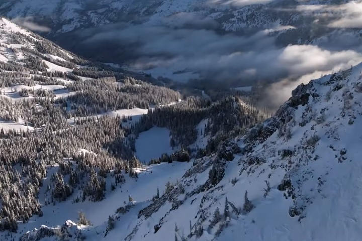 A região pode receber mais de 10 metros de neve por temporada, especialmente nos anos de fenômeno La Niña.