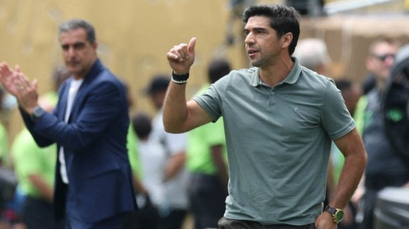 Técnico exalta dedicação do elenco no triunfo por 1 a 0 sobre o Botafogo, com destaque para o atacante, que tem dores na tíbia direita