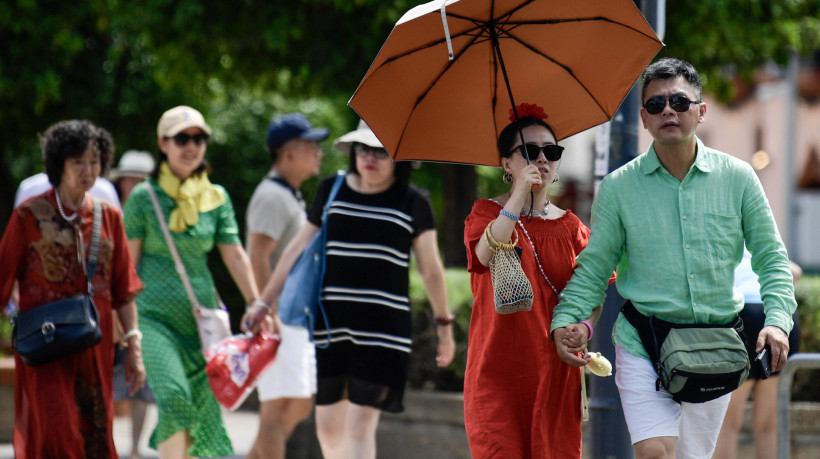 Popula&ccedil;&atilde;o utiliza guarda-chuva como escudo contra o sol durante a primeira onda de calor do ver&atilde;o em Sevilha