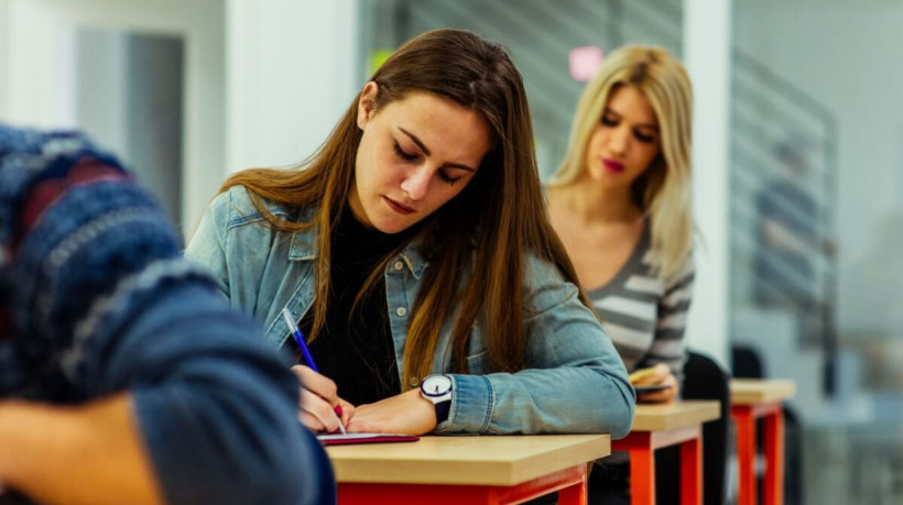 A nota do Enem pode ser utilizada de diversas maneiras para acessar o ensino superior (Imagem: Gorgev | Shutterstock) 