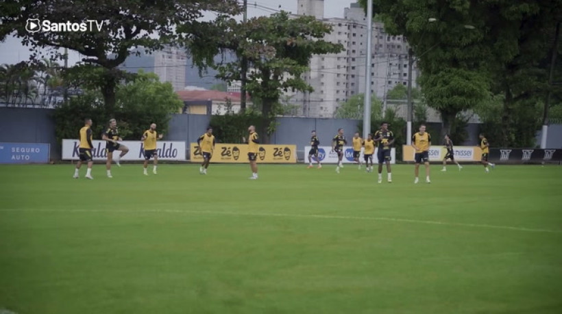 Santos faz primeiro treino em campo após retorno