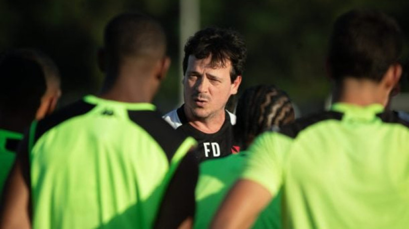 Técnico aproxima atletas do sub-20 e do sub-17 ao elenco profissional no CT Moacyr Barbosa, semanas antes do retorno aos gramados