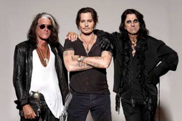 Com Depp e o guitarrista Joe Perry, do Aerosmith, entre outros músicos, ele formou a banda Hollywood Vampires. 

