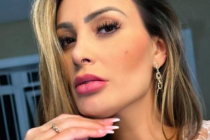 Nascida em 11 de outubro de 1987, em Ijuí, Rio Grande do Sul, Urach ganhou notoriedade no cenário nacional ao participar do concurso Miss Bumbum em 2012, no qual foi vice-campeã. 