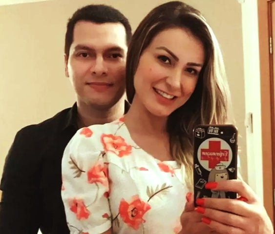 Nesse meio tempo, em 2021, a modelo precisou ficar internada após uma tentativa de suicídio e revelou estar em processo de divórcio com o empresário. Em 2023, a guarda do filho se tornou unilateral para Thiago.