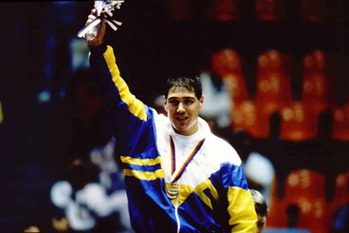 Judô - Na modalidade em que o Brasil mais conquistou medalhas olímpicas, o primeiro ouro veio em Seul-1988, com Aurélio Miguel na categoria até 95 kg. 