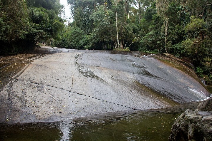 Além do mar, Paraty conta com várias cachoeiras em sua zona rural, como a do Tobogã - em destaque - e a da Pedra Branca. Muitas delas ficam próximas de alambiques tradicionais, onde se produz a famosa cachaça local, reconhecida nacionalmente.