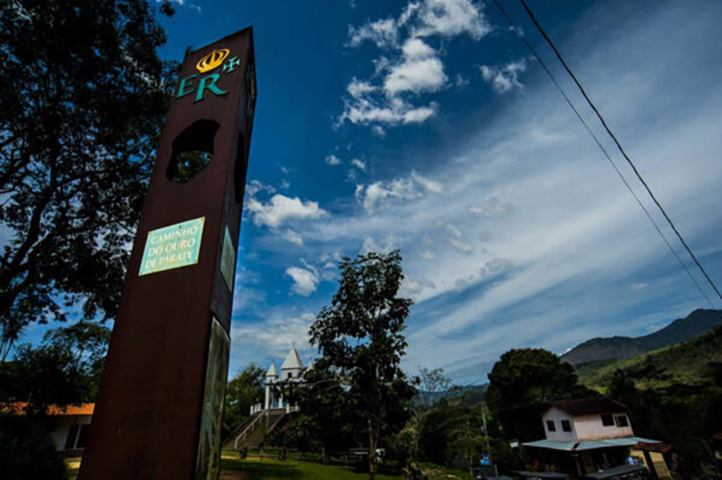 Paraty ainda se destaca por ser uma base estratégica para quem pretende conhecer a fundo a diversidade natural da Costa Verde. Trilhas de diferentes níveis de dificuldade conectam praias e mirantes, algumas delas passando por antigos trechos do Caminho do Ouro.