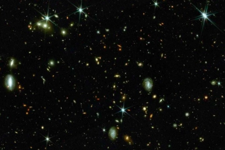 Chamado de COSMOS-Web, o trabalho utiliza dados do Telescópio Espacial James Webb (JWST) da NASA.