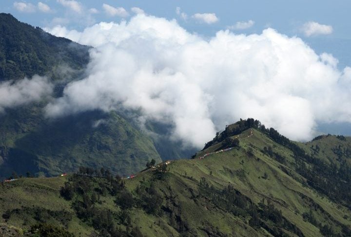 A região também é conhecida por suas trilhas desafiadoras, paisagens exuberantes e vistas panorâmicas que revelam tanto o oceano quanto os vales florestais da ilha.