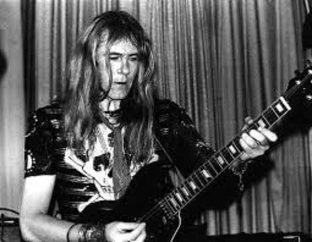 Além disso, “The Revenge of Alice Cooper” traz trechos gravados pelo guitarrista Glen Buxton, que morreu em 1997, em duas das 14 faixas.

