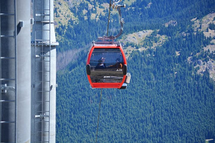 A Crystal Mountain Gondola leva os visitantes até o topo da montanha a cerca de 2.100 metros de altitude.