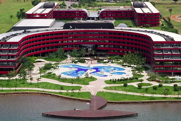 5º) Royal Tulip Alvorada – Brasília (DF): Localizado às margens do Lago Paranoá, esse hotel já hospedou diversos líderes mundiais, como Charles III, Joe Biden, Barack Obama, Angela Merkel, Xi Jinping, Evo Morales e Vladimir Putin.