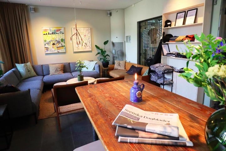 A hospedagem é dividida entre hotel, com suítes modernas e banheiro privativo, ou hostel, com estrutura mais simples. Uma diária no hotel custa cerca de 1.596 coroas suecas (R$ 918), enquanto o hostel sai por 1.180 coroas suecas (R$ 679).