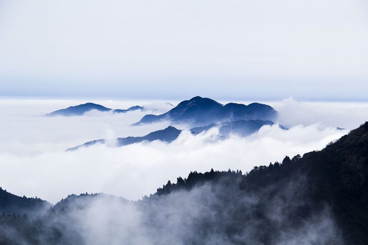 Outro destaque é o Monte Hengshan, uma das cinco montanhas sagradas da China, reverenciado tanto por sua importância espiritual quanto por sua beleza natural.