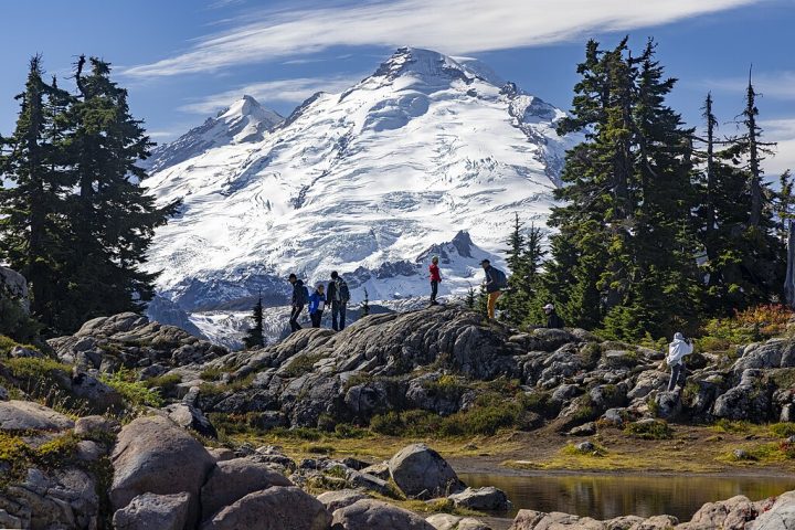 Ela fica situada na encosta leste da Cordilheira das Cascatas, dentro da Floresta Nacional Mount Baker-Snoqualmie.