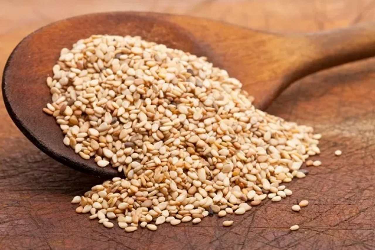 Na transição entre as décadas de 1980 e 1990, uma música tomou conta da propaganda no Brasil ao citar os ingredientes de um famoso hambúrguer de uma marca de fast food. Entre eles, estava uma semente que traz inúmeros benefícios à saúde: o Gergelim.