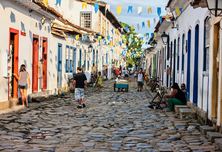 A histórica Paraty-RJ é uma cidade que parece ter parado no tempo, sem deixar de acompanhar as transformações culturais e turísticas do país.