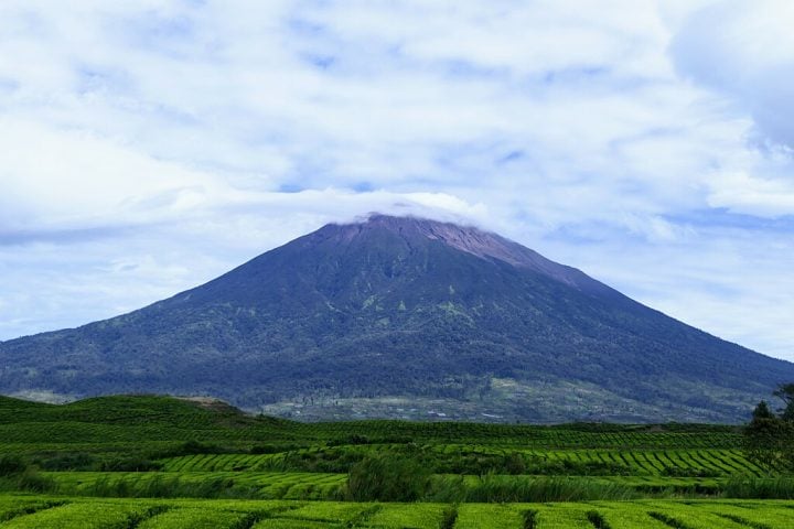 Em altura, ele é superado apenas pelo Monte Kerinci, em Sumatra, que tem 3.805 metros.