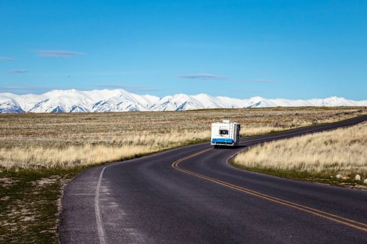 Apesar das vantagens, a vida em um motorhome exige adaptação. Espaço limitado, manutenção do veículo e logística (como abastecimento de água e energia) são desafios constantes.