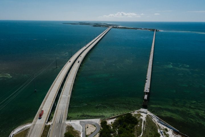 A estrada conecta a cidade de Miami às famosas Florida Keys, um arquipélago de ilhas tropicais no sul da Flórida. 