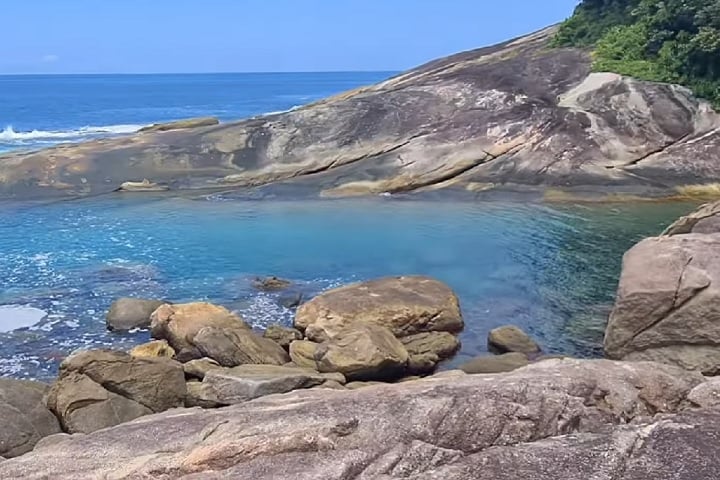 Essas trilhas proporcionam experiências únicas de contato com a mata nativa, com possibilidade de avistar aves raras e conhecer comunidades quilombolas e caiçaras que ainda preservam modos de vida tradicionais.