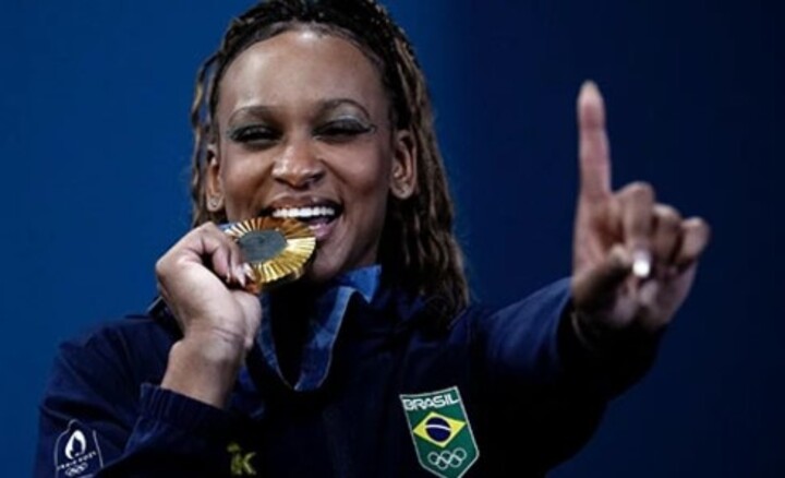 Ginástica artística feminina - Rebeca Andrade obteve o feito inédito ao conquistar o título nos saltos, em Tóquio-2020. Ela é a atleta brasileira - somando homens e mulheres - com mais medalhas olímpicas. São dois ouros, três pratas e um bronze.
