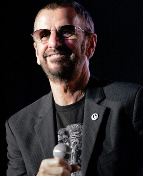 Ringo Starr - 07/07/1940 (84 anos). Outro ex-Beatle, além de tocar bateria, também foi intérprete de canções clássicas da banda. Faz shows e recentemente participou de show ao vivo com Paul McCartney.