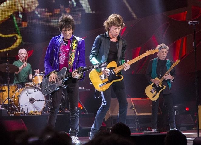 Os Rolling Stones ocupam lugar de destaque no cenário musical desde 1962. A banda é considerada a segunda mais importante da história (atrás dos Beatles). Mick Jagger (01/06/1947, 77 anos), Ron Wood (à esquerda - 01/06/1947, 78) e Keith Richards (à direita - 18/12/1943, 81 anos) mantêm a energia e o estilo no palco.  