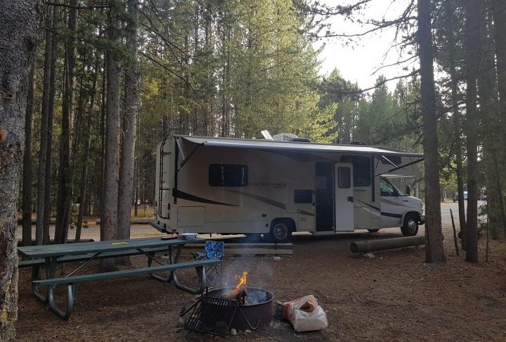 Muitos adotam o minimalismo, levando apenas o essencial, e investem em tecnologias sustentáveis, como painéis solares e sistemas de reciclagem de água.