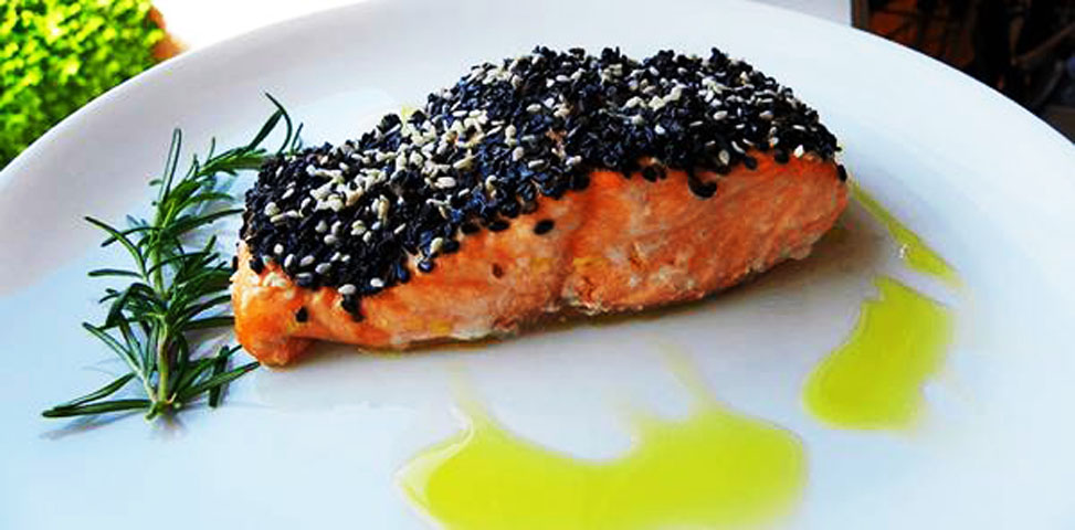 Com isso, as sementes de gergelim contém fibras solúveis e compostos como a sesamina e os fitoestrogênios. Eles ajudam a reduzir o colesterol ruim, LDL, e triglicerídeos no sangue, assim como promovem um aumento do colesterol HDL.