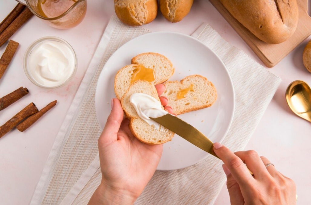 Já o requeijão é um derivado lácteo cremoso, feito a partir da mistura de leite, creme de leite e sal. Fonte de cálcio e proteínas, é versátil e saboroso, ideal para acompanhar pães, torradas e receitas.