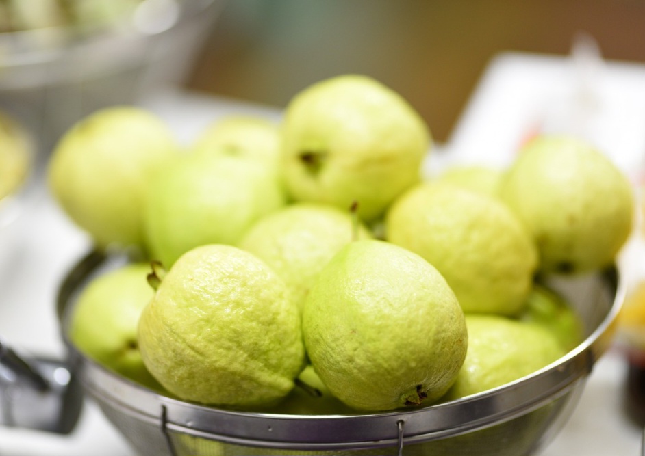 Essa fruta possui valor cultural e econômico em diversas comunidades, sendo protagonista em festas e celebrações, com memórias afetivas e tradições familiares.
