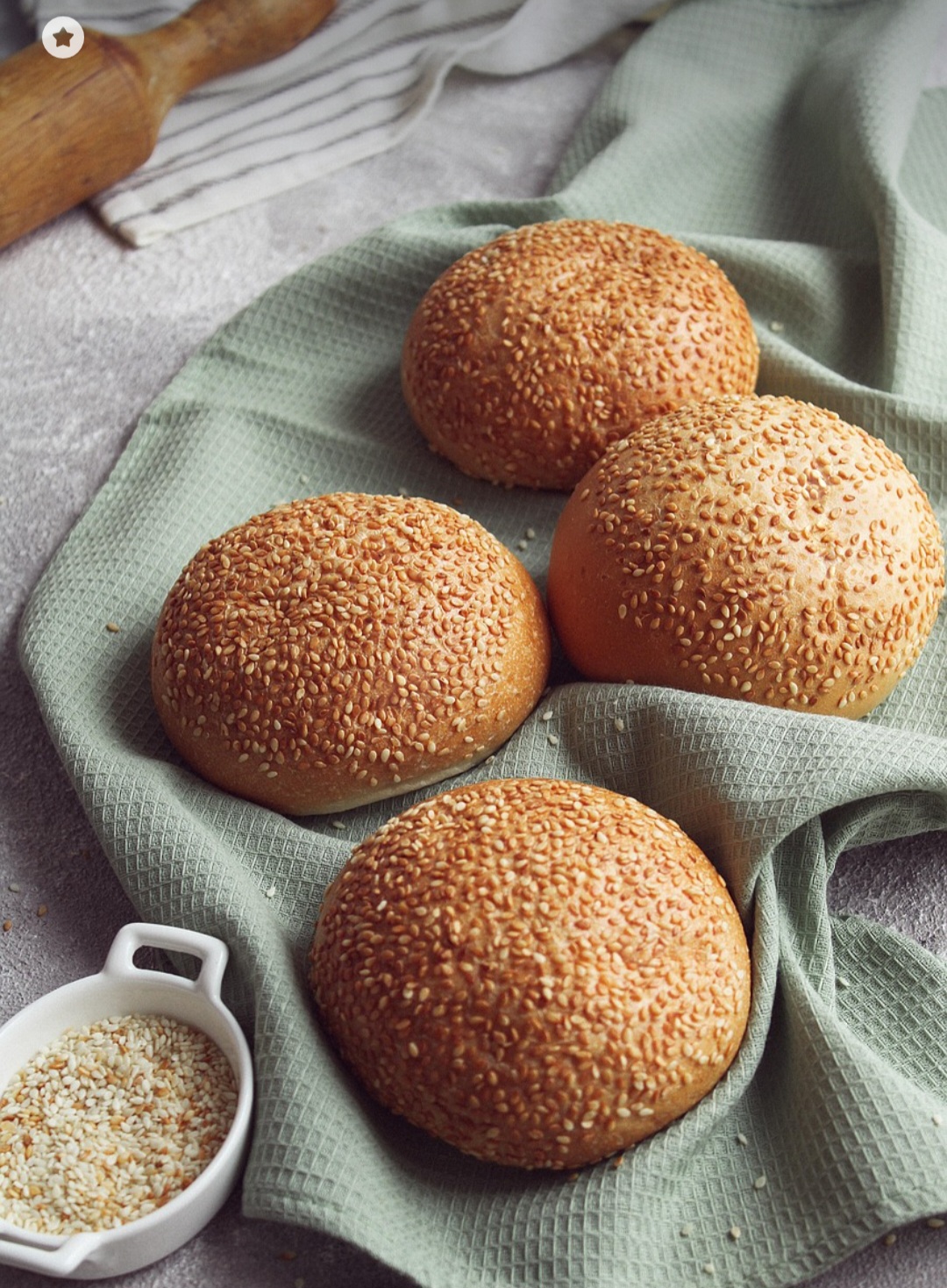 O pão de gergelim, popular nos hambúrgueres como o Big Mac, é a forma mais popular de consumo da oleaginosa. Apesar da panificação ser o principal destino, existem outras formas de uso deste produto, que é um dos mais ricos em cálcio, pelo mundo.