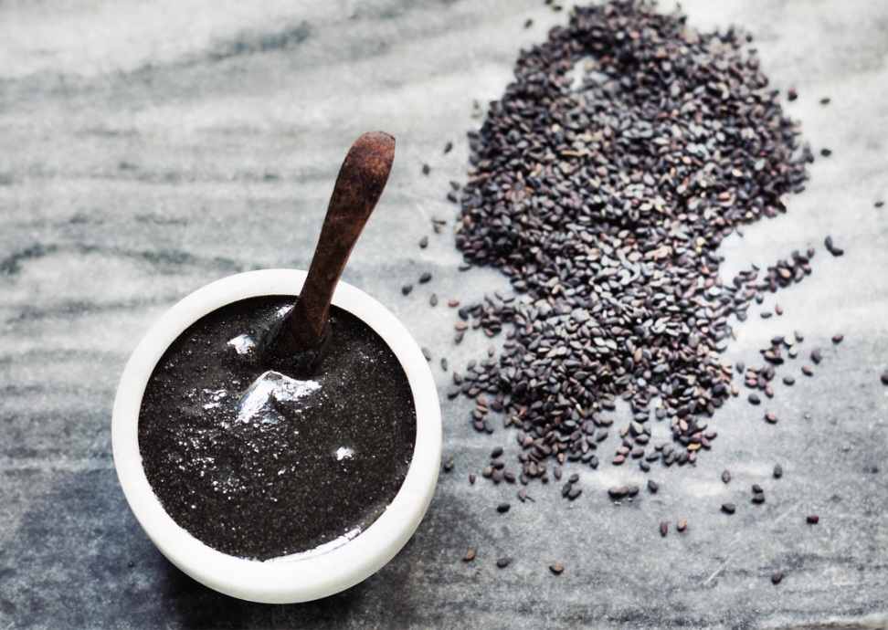 O gergelim possui propriedades antioxidantes que protegem os tecidos contra os danos oxidativos que acontecem após uma lesão.