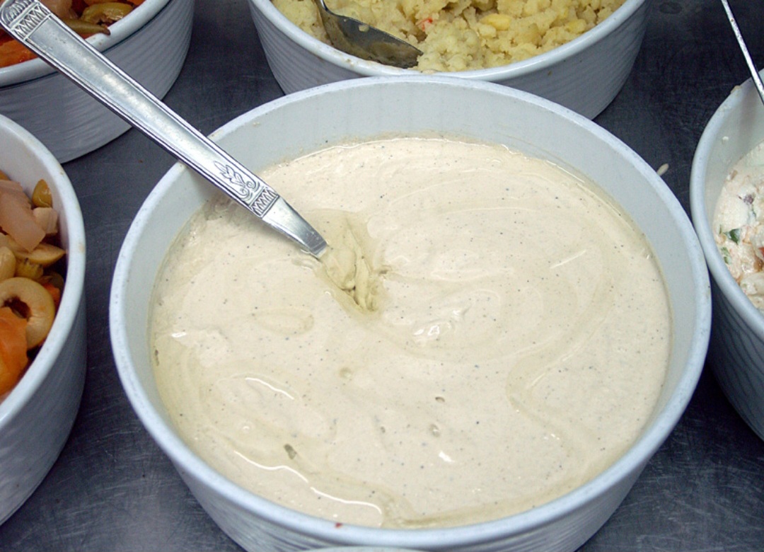 Uma delas é na forma de tempero, visto que seu óleo pode ser um ótimo substituto do de soja. Ele também pode ser consumido em sua forma natural, como sementes, ou em pastas, como o tahine.