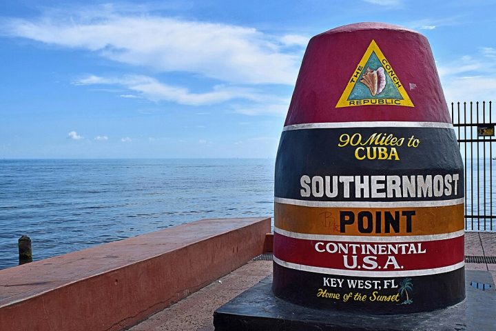 Em Key West, ponto final da estrada, os visitantes encontram o marco “Southernmost Point”, o ponto mais ao sul dos EUA continentais, além de atrações como a casa de Ernest Hemingway.