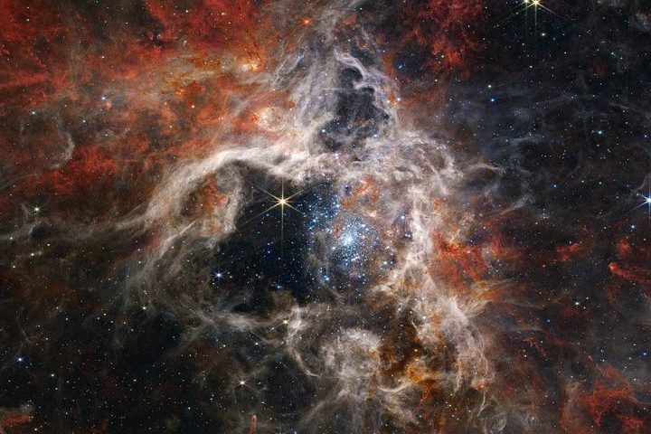 O James Webb é capaz de observar as primeiras galáxias formadas após o Big Bang, estudar a formação de estrelas e planetas, e analisar as atmosferas de exoplanetas em busca de sinais de habitabilidade.