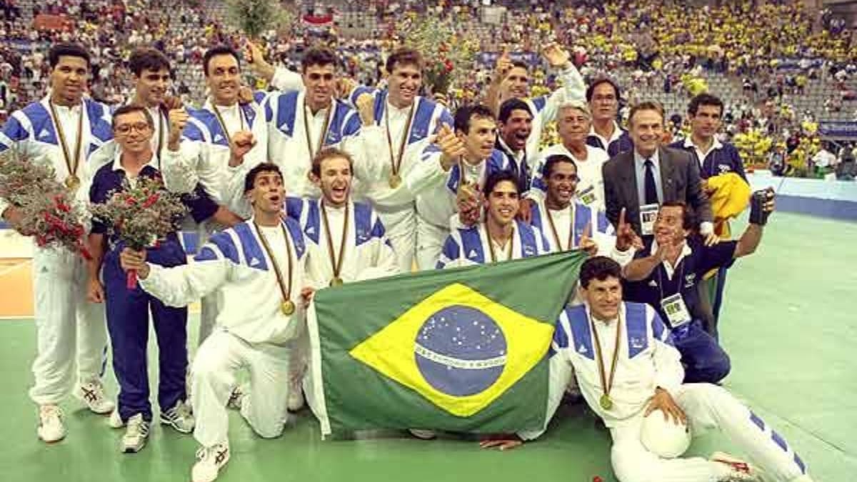 Vôlei - A Seleção Brasileira masculina colocou o país no mapa da elite da modalidade nos Jogos de Barcelona-1992. Na final, a geração de Marcelo Negrão, Tande, Giovani e cia. bateu a Holanda. 
