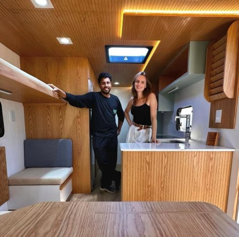 A empresa brasileira já entregou 15 veículos e planeja dobrar esse número até 2026, com meta de faturamento de R$ 5,5 milhões.