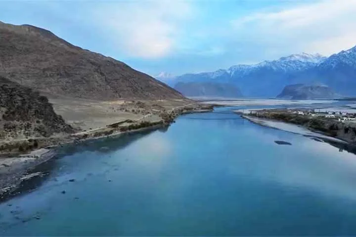 Uma pesquisa patrocinada pelo governo paquistanês revelou a presença de mais de 64 toneladas de ouro no leito do Rio Indo, próximo à cidade de Attock.