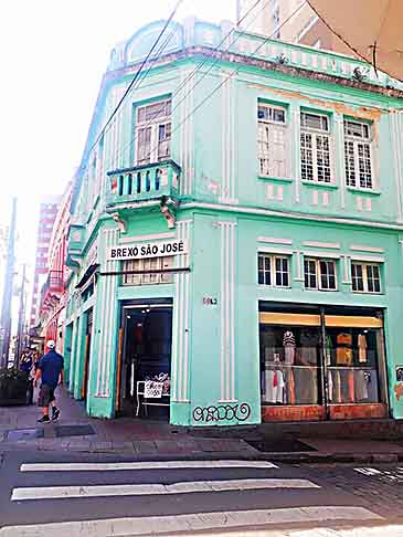 Nos comentários, diversas pessoas relataram experiências parecidas: Eu trabalhava em uma loja de listas de casamento, e uma noiva devolveu uma caixa de receitas que havia pedido. Estava cheia de receitas escritas à mão por sua avó e outros familiares.