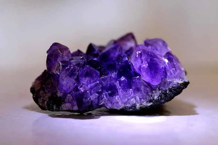 Lojas vendem desde brincos e anéis até esculturas gigantes esculpidas em blocos inteiros de ametista. Algumas pousadas e hotéis possuem suítes com paredes revestidas pelas pedras.