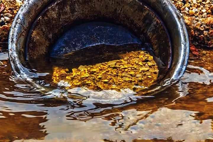 Segundo geólogos, o ouro se acumulou no rio ao longo de milênios, trazido pelos sedimentos dos Himalaias.