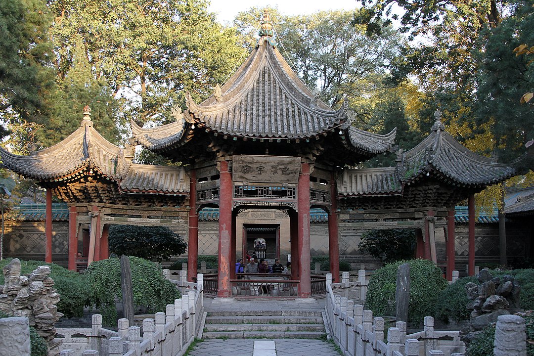 Mesquita de Xi'An (China) - Não parece, mas é uma mesquita. Foi construída durante a dinastia Ming e tem arquitetura chinesa, mas é dedicada à fé islâmica. Ocupa 12 mil m². Capacidade para mil fiéis. 
