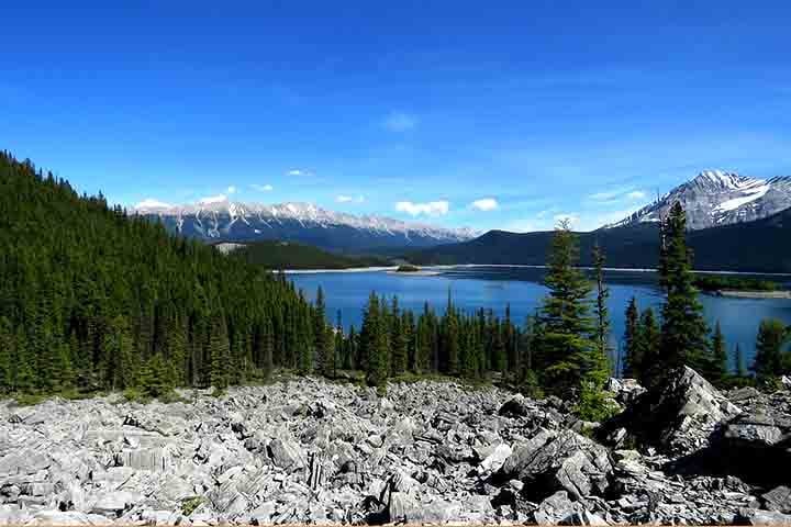 A região de Kananaskis Country fica a aproximadamente 80km de Calgary, maior cidade da província de Alberta, que conta com pouco mais de 1,4 milhão de habitantes.
