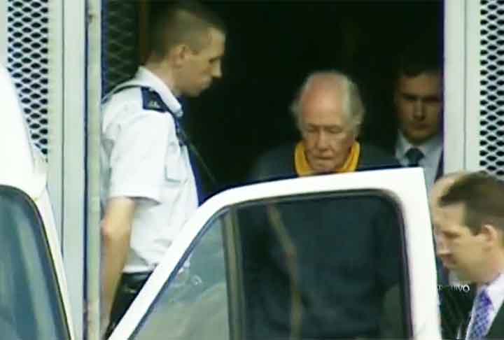 Apenas em 2001, Biggs se entregou à polícia britânica e foi conduzido à prisão de segurança máxima de Belmarsh, em Londres. 
